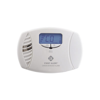 FIRST ALERT - Alarma de monóxido de carbono (CO) enchufable con batería de respaldo y display digital