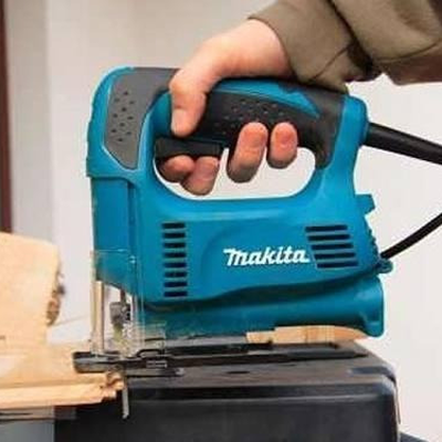 MAKITA - Sierra Caladora Ligera, con Inclinación de Corte / 450W / Incluye estuche.