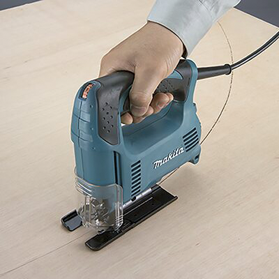 MAKITA - Sierra Caladora Ligera, con Inclinación de Corte / 450W / Incluye estuche.