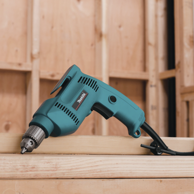 MAKITA - Taladro 120 Vca (3/8") velocidad variable de 0 a 2500 RPM, Potencia 530 W. incluye llave de mandril