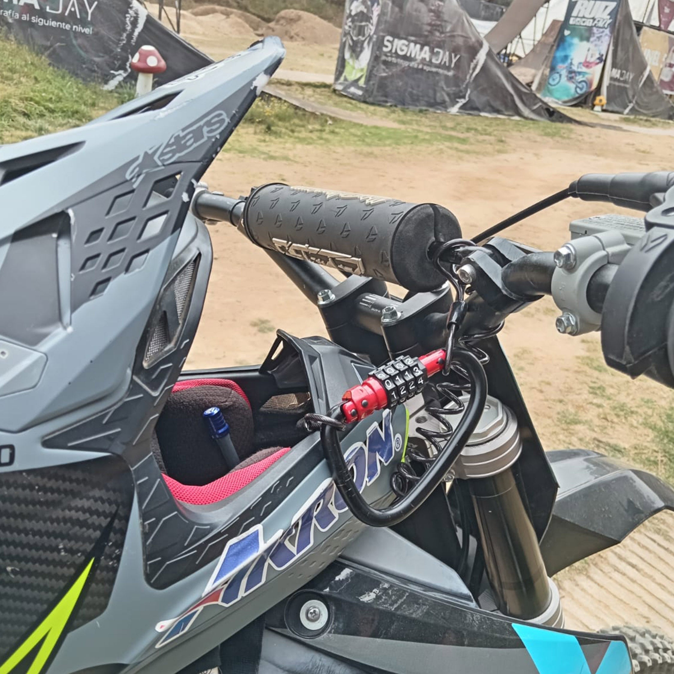 Candado para casco de motocicleta