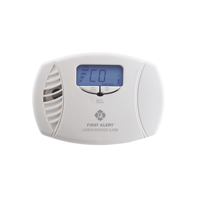 FIRST ALERT - Alarma de monóxido de carbono (CO) enchufable con batería de respaldo y display digital