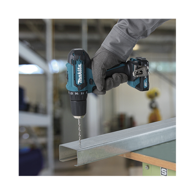 MAKITA - Atornillador broquero cambio rápido 3/8”.  2 baterías 12v de 1.5 amperes y cargador.