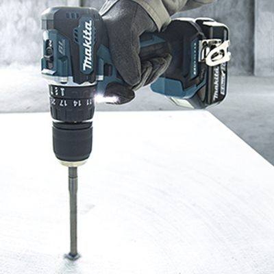 MAKITA - Rotomartillo/Taladro Inalámbrico SIN CARBONES, Broquero de 1/2", 1,700 RPM, 18V, Torque: 42 N.m C/2 Bat. (1.5Ah) y Cargador.
