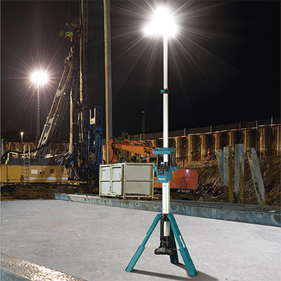 MAKITA - Lampara con Torre para Iluminación Inalambrica con tres Cabezales Multidireccionales , se extiende hasta 2.2 metros, Utiliza batería LXT® Litioâ€‘Ion de 18V.
