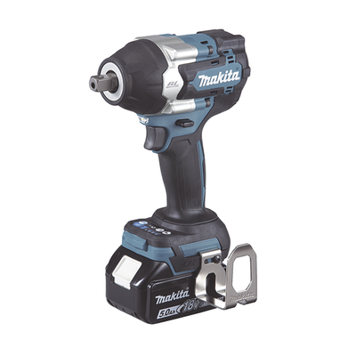 MAKITA - LLAVE IMPACTO 1/2IN TORQUE 700 NM INC/ 2 BAT 5.0 A.H Y CARG C/LUZ EST.MACK PACK 18V