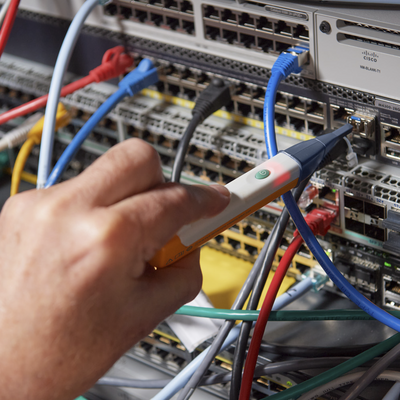 FLUKE NETWORKS - Detector de Fibra Activa y Potencia Óptica FiberLert™, Para Fibras Monomodo y Multimodo en Lambdas de 850 a 1625 nm, Detección sin Contacto, Compatibles con Conectores UPC y APC