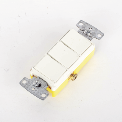 HUBBELL - Interruptor Residencial 15 A 120 V, con 3 Bases Unipolares, Cableado lateral, Color Blanco.