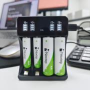 NEXTEP SOLUCIONES - Cargador de Pilas Nextep AA/AAA Incluye 2 Pilas AA