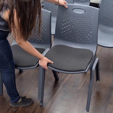 NEXTEP SOLUCIONES - Silla de Visitas/Comedor Nextep Fibra Alta Resistencia Acojinada Apilable Gris Obscuro