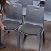 NEXTEP SOLUCIONES - Silla de Visitas/Comedor Nextep Fibra Alta Resistencia Acojinada Apilable Gris Obscuro
