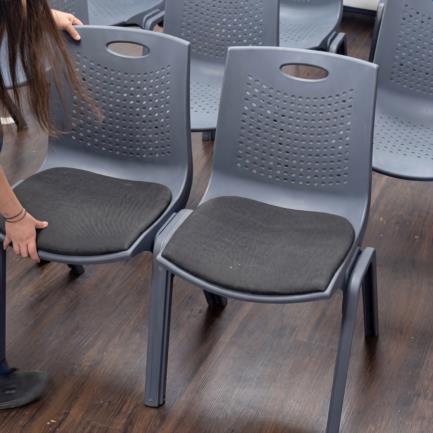 NEXTEP SOLUCIONES - Silla de Visitas/Comedor Nextep Fibra Alta Resistencia Acojinada Apilable Gris Obscuro