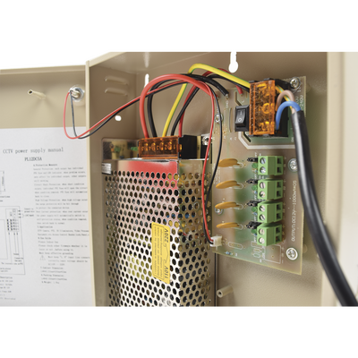 EPCOM POWERLINE - Fuente de poder profesional para CCTV  de 12 Vcc @ 5A,  para 4 cámaras ; Voltaje de entrada de 100-240 Vca