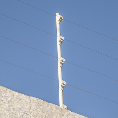 SFIRE - Aislador de Paso Blanco reforzado para cercos eléctricos, resistente al clima extremoso