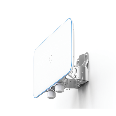 UBIQUITI - Access Point WiFi UniFi Base Station XG para exterior IP67, alto rendimiento en escenarios exigentes, tres radios 802.11ac Wave 2 MU-MIMO 4X4 /antenas de 90° y 50° con Beamforming, hasta 1500 usuarios, puerto de 10G / WiFi solo en 5 GHz