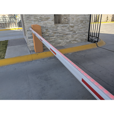 ACCESSPRO - Barrera vehicular izquierda / Soporta brazo de hasta 3 m / Apertura en 1.5 s /Final de carrera ajustable por programación / Movimiento fluido / Diseño elegante color naranja