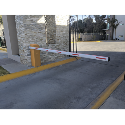 ACCESSPRO - Barrera vehicular izquierda / Soporta brazo de hasta 3 m / Apertura en 1.5 s /Final de carrera ajustable por programación / Movimiento fluido / Diseño elegante color naranja
