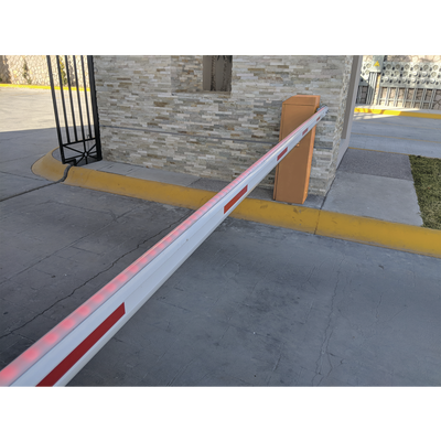 ACCESSPRO - Barrera vehicular derecha / Soporta brazo de hasta 3 m / Apertura en 1.5 s /Final de carrera ajustable por programación / Movimiento fluido / Diseño elegante color naranja