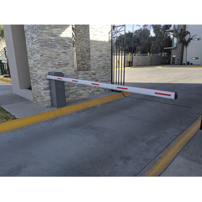 ACCESSPRO - Barrera vehicular izquierda / Soporta brazo de hasta 5.5 m / Final de carrera ajustable por programación / Movimiento fluido / Diseño elegante color gris