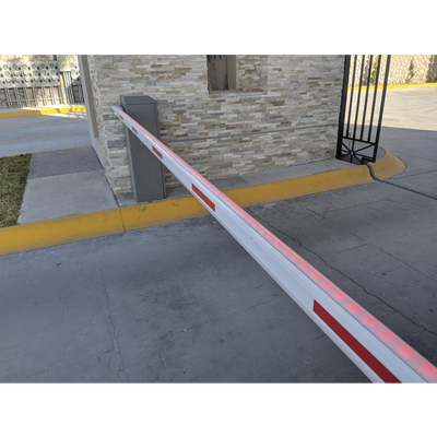 ACCESSPRO - Barrera vehicular izquierda / Soporta brazo de hasta 5.5 m / Final de carrera ajustable por programación / Movimiento fluido / Diseño elegante color gris