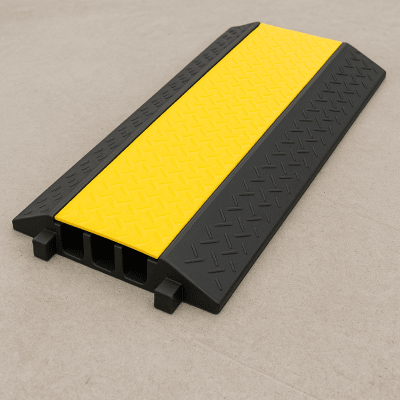 ACCESSPRO - Protector de Cable de 3 Canales / Base de Goma y Tapa de Plástico / Tamaño del Canal 56x55MM / Capacidad de Carga 6.1 Toneladas / Longitud 90 cm / Ancho del Contorno 50 cm / Altura 7.5 cm / Color Amarillo-Negro / Material Hule
