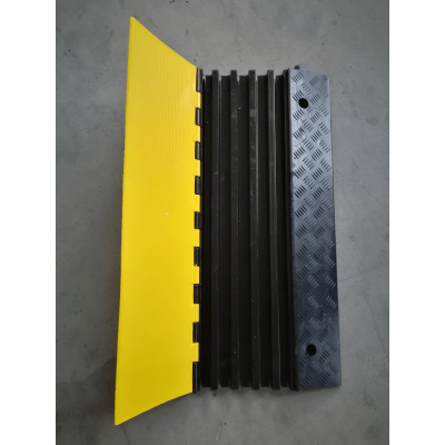 ACCESSPRO - Protector de Cable de 5 Canales / Base de Goma y Tapa de Plástico / Capacidad 4.6 Toneladas / Canal 38x35MM / Longitud 90 cm / Amarillo y Negro