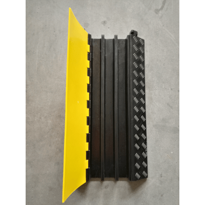 ACCESSPRO - Protector de Cable de 3 Canales / Base de Goma y Tapa de Plástico / Tamaño del Canal 56x55MM / Capacidad de Carga 6.1 Toneladas / Longitud 90 cm / Ancho del Contorno 50 cm / Altura 7.5 cm / Color Amarillo-Negro / Material Hule