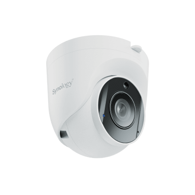SYNOLOGY - Cámara de Vigilancia TC500 | 5 Megapíxeles (2880x1620) | Lente 2.8 mm (110° H) | Visión Nocturna 30 mts | IP67 | IA para Detección de Personas y Vehículos | Compatible con Surveillance Station | Almacenamiento en mic