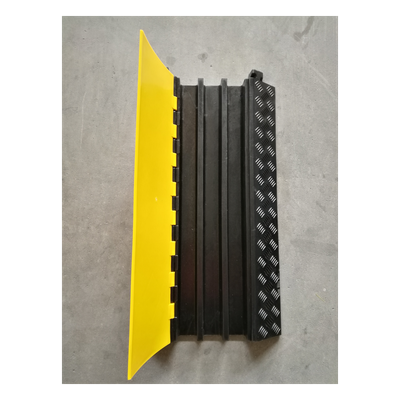 ACCESSPRO - Protector de Cable / 3 Canales 56x55 mm / Carga 6.1 Toneladas / 90 cm (2.95 ft) Largo / Hule y Plástico / Amarillo-Negro