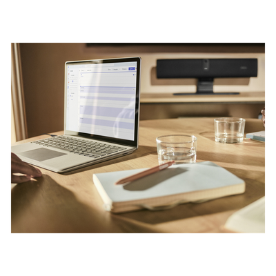 JABRA - Barra de Video Inteligente / 4K / Campo de Visión 120° Horizontal (132° Diagonal) / 6 Micrófonos / USB-C 3.2 Gen 1 / BYOD Plug and Play / Encuadre Inteligente con IA / Altavoz Dúplex Integrado