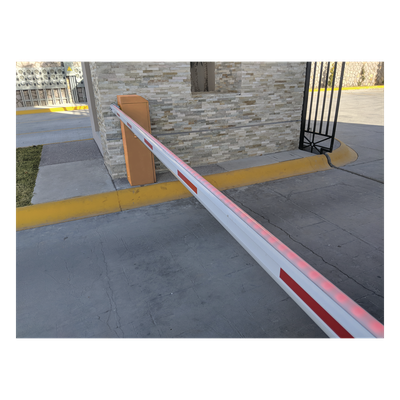 ACCESSPRO - Barrera vehicular izquierda / Soporta brazo de hasta 3 m / Apertura en 1.5 s /Final de carrera ajustable por programación / Movimiento fluido / Diseño elegante color naranja
