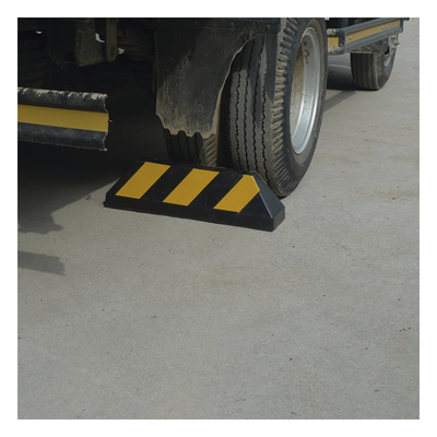 ACCESSPRO - Tope Vehicular / 55 cm (1.8 ft) / Carga 5 Ton / Caucho Rígido / Bandas Reflejantes / Negro-Amarillo