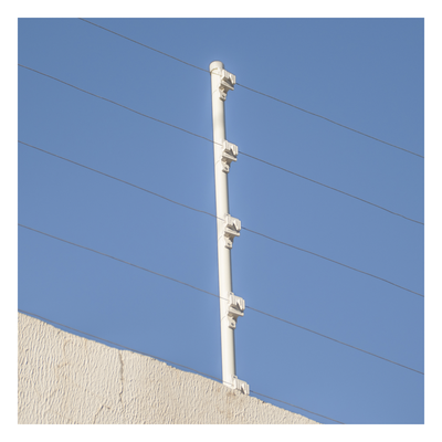 SFIRE - Aislador de Paso para Cerco Eléctrico / Aislamiento 18 kV / Resistencia Mecánica 10.2 kg / Protección UV / Polipropileno y Policarbonato