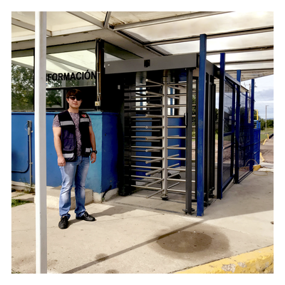 ACCESSPRO - Torniquete de Cuerpo Completo / 4 Ejes de Seguridad / Rotación 90° / Paso 25 Personas/min / Emergencia 40 Personas/min / Interior/Exterior con Techo / 110 VCA / Acero Inoxidable con Pintura Gris