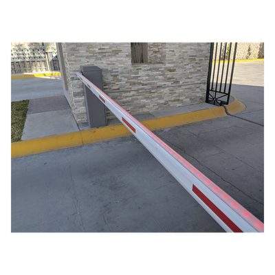ACCESSPRO - Barrera vehicular izquierda / Soporta brazo de hasta 3 m / Apertura en 1.5 s /Final de carrera ajustable por programación / Movimiento fluido / Diseño elegante color gris
